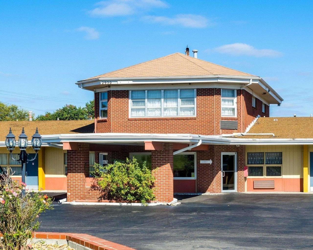 Econo Lodge Топика Экстерьер фото