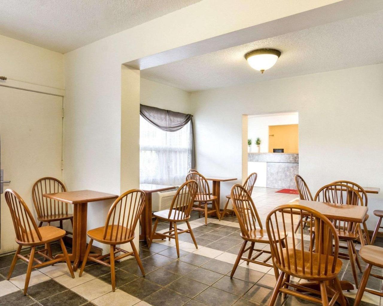 Econo Lodge Топика Экстерьер фото