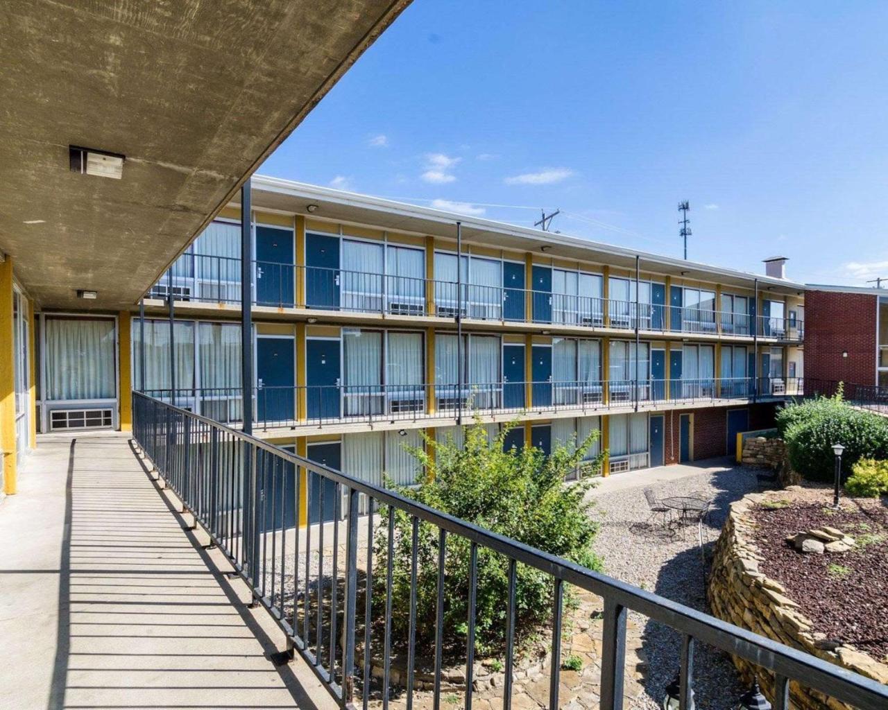 Econo Lodge Топика Экстерьер фото