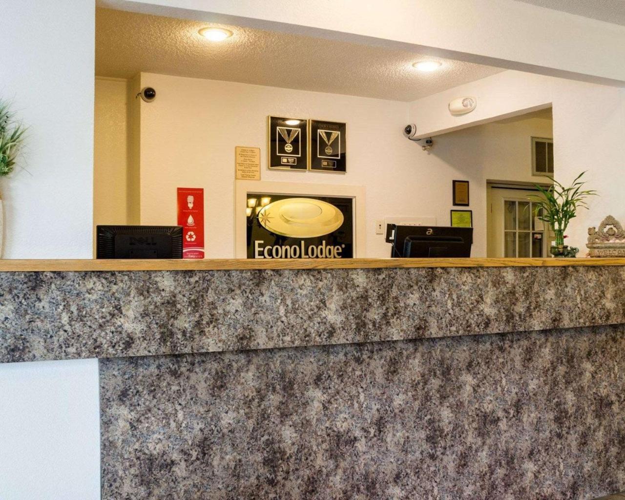 Econo Lodge Топика Экстерьер фото