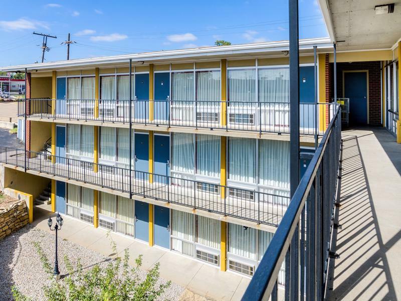 Econo Lodge Топика Экстерьер фото